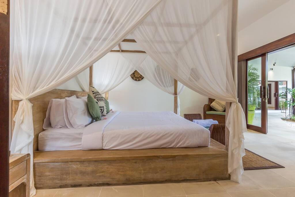 Budha 2 4bedrs 12m Pool, 700m2 Garden&bbq, & Quiet Villa Seminyak (Bali)